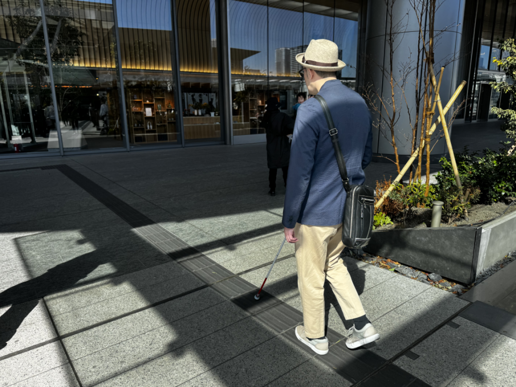 視覚障害者の屋内外のシームレスな歩行誘導実証